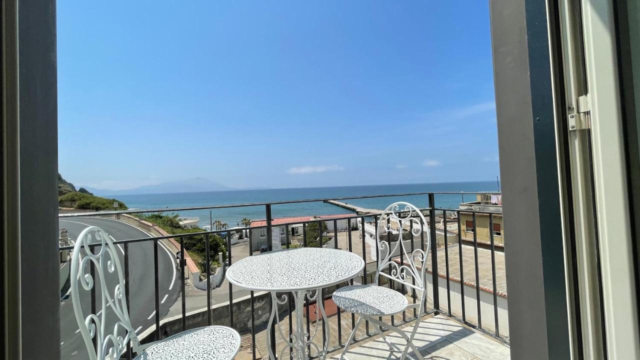Naro Suites And Rooms Баколи Екстериор снимка
