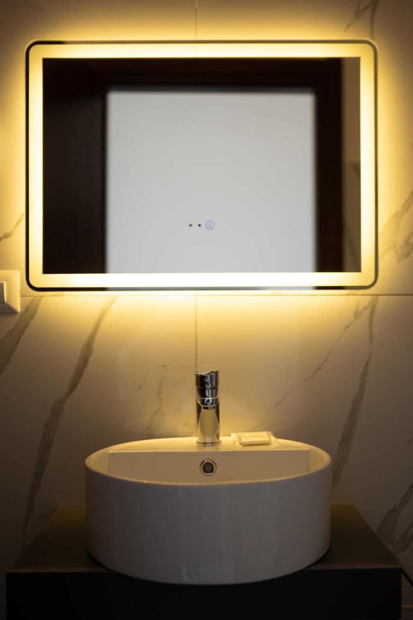 Naro Suites And Rooms Баколи Стая снимка