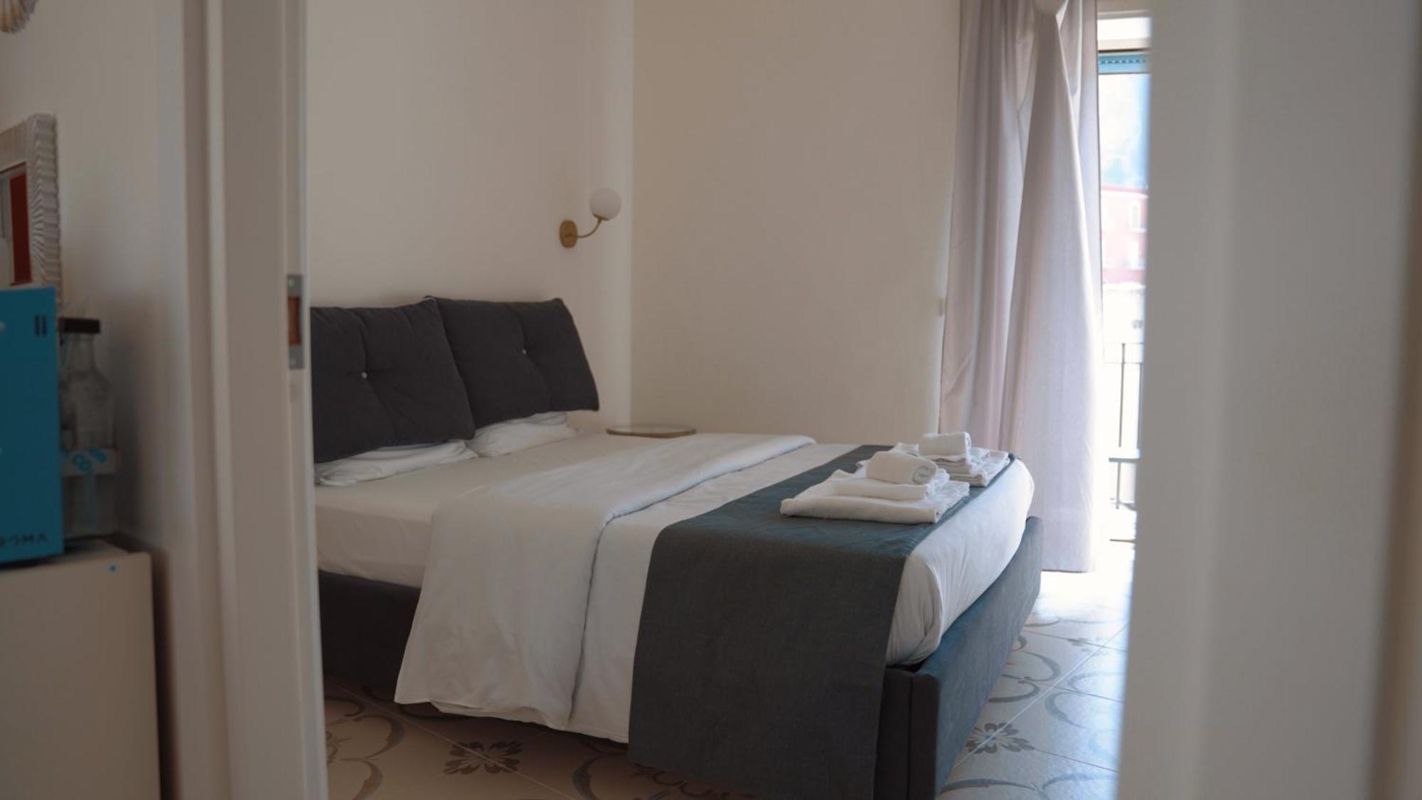 Naro Suites And Rooms Баколи Екстериор снимка