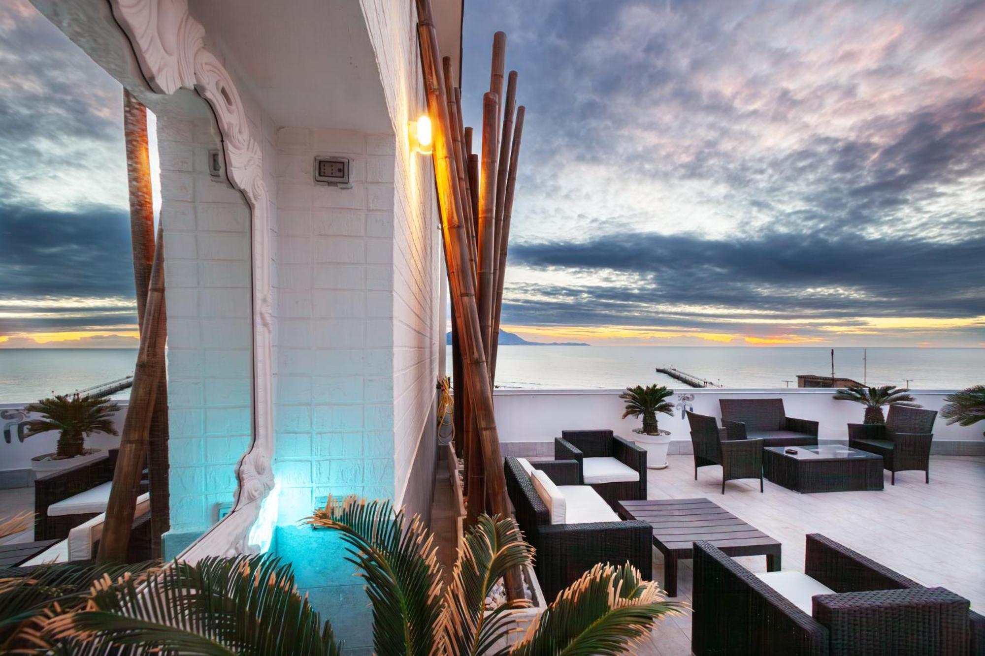 Naro Suites And Rooms Баколи Екстериор снимка