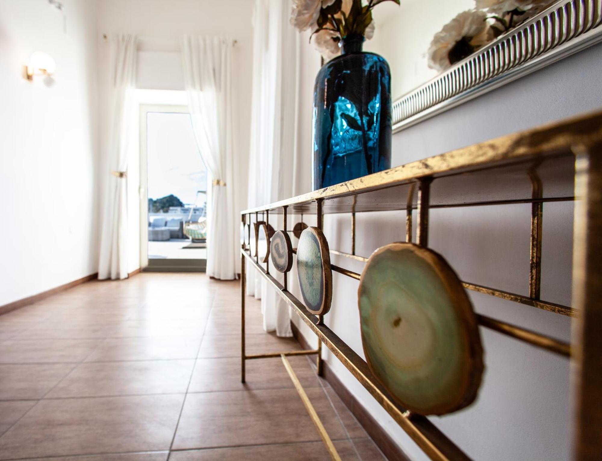 Naro Suites And Rooms Баколи Екстериор снимка